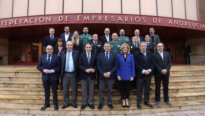 Foto de familia de las Jornadas +Ciberseguridad de INCIBE y Fundación CEOE celebradas en Sevilla en la Confederación de Empresarios de Andalucía el 17 de febrero de 2025