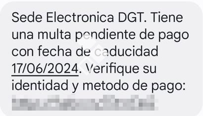 En la imagen se representa un mensaje de texto de la DGT que informa de que tiene una multa pendiente de pago con una fecha de caducidad determinada.