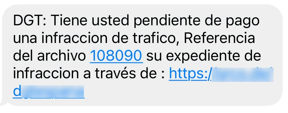 La imagen representa un ejemplo de mensaje de texto fraudulento suplantando a la DGT e informando de que el usuario tiene una multa pendiente y se indica el número de expediente de la infracción, dicho mensaje incluye un enlace fraudulento para pagar la multa.