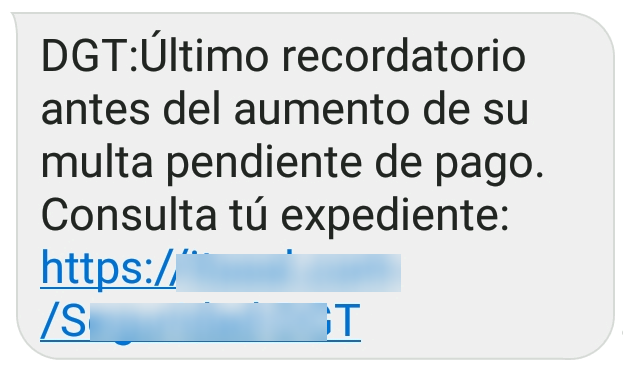 La imagen representa un ejemplo de mensaje de texto fraudulento suplantando a la DGT e informando de que el usuario tiene una multa pendiente e informa que este es el último recordatorio, dicho mensaje incluye un enlace fraudulento para consultar el expediente.