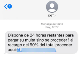 La imagen representa un ejemplo de mensaje de texto fraudulento suplantando a la DGT e informando de que el usuario tiene una multa pendiente y debe pagarla antes de que pasen 24 horas para evitar un recargo del 50%, dicho mensaje incluye un enlace fraudulento para hacer el pago de la multa.