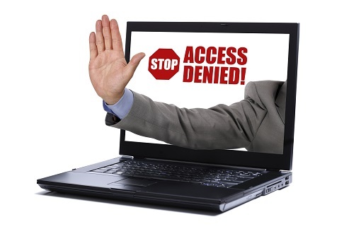 Imagen de un portátil del que sale una mano diciendo "Acceso denegado"