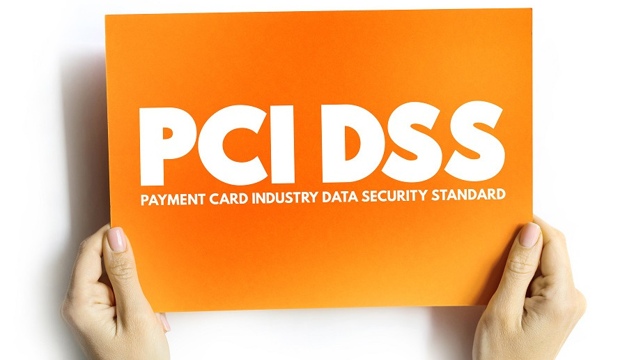 Manos sujetando un cartel con el texto PCI DSS